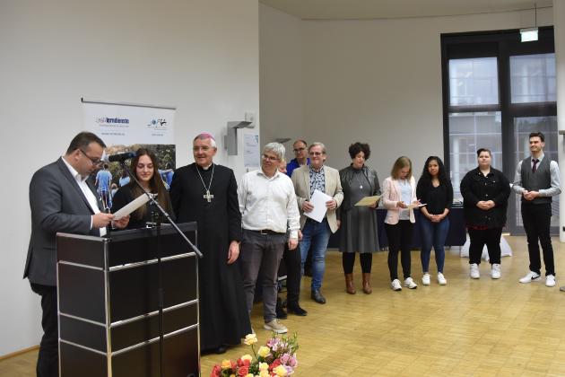 Sozialminister Jung und Weihbischof Gebert mit Freiwilligendienstleistenden bei einer Urkundenübergabe