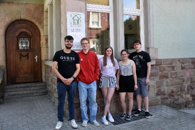 Luca Kleinbauer, Elija Duchène, Lilly Waltner, Judith Hoffmann und Tobias Freytag machen einen Bundesfreiwilligendienst im Grünen Haus in Völklingen.