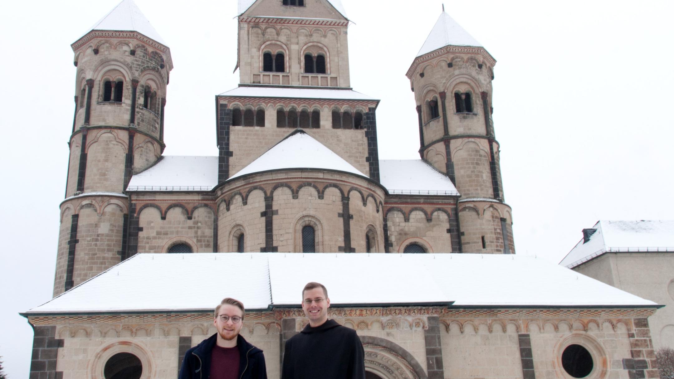 Johannes Heuft (links) ist der erste Freiwilligenddienstleistender (FSJler) in Maria Laach. Pater Philipp betreut den 20-Jährigen.