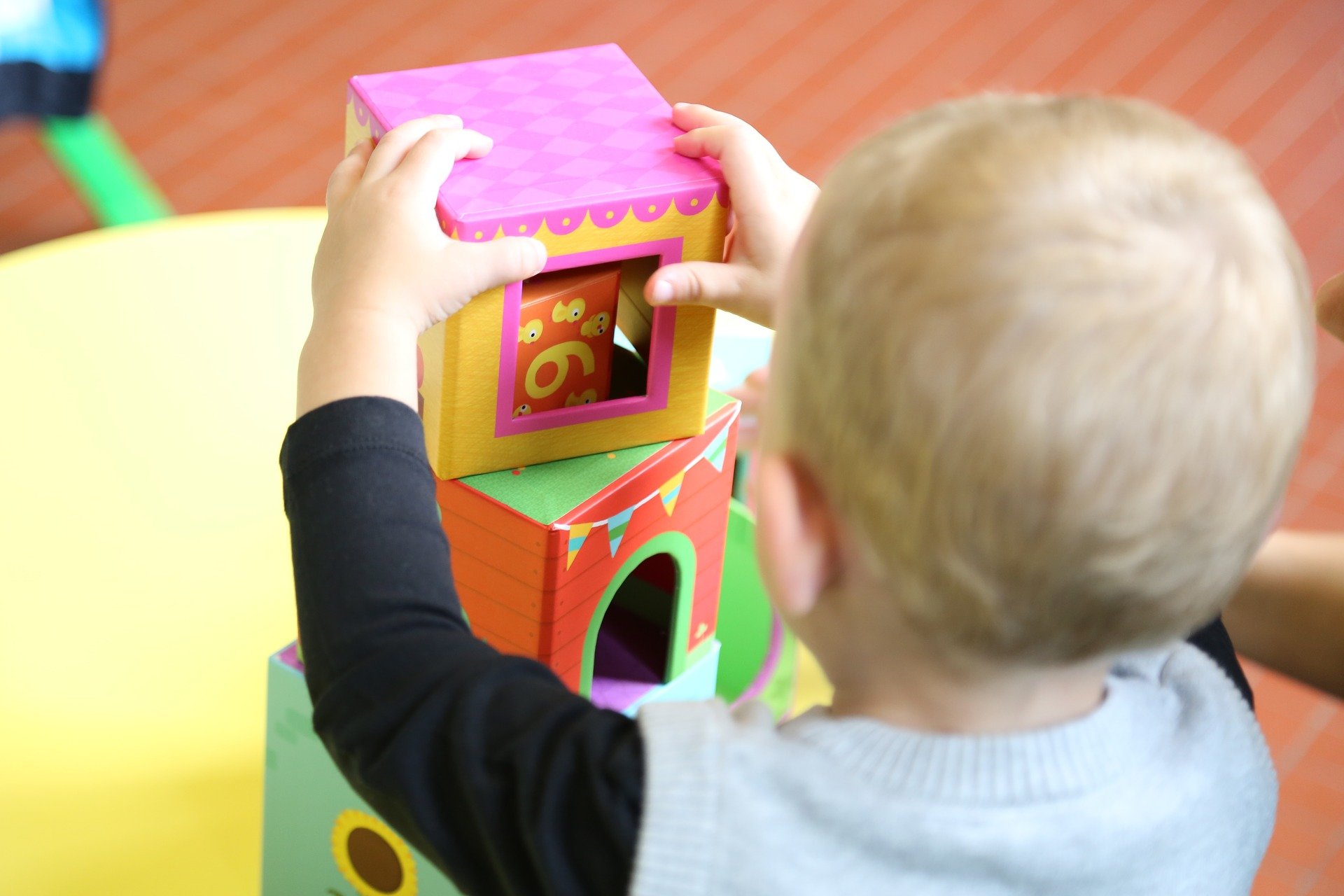 Maria Iuhos fühlt sich wohl im Haus Tobias. Die Kinder in ihrer Gruppe sind die Jüngsten der Einrichtung.