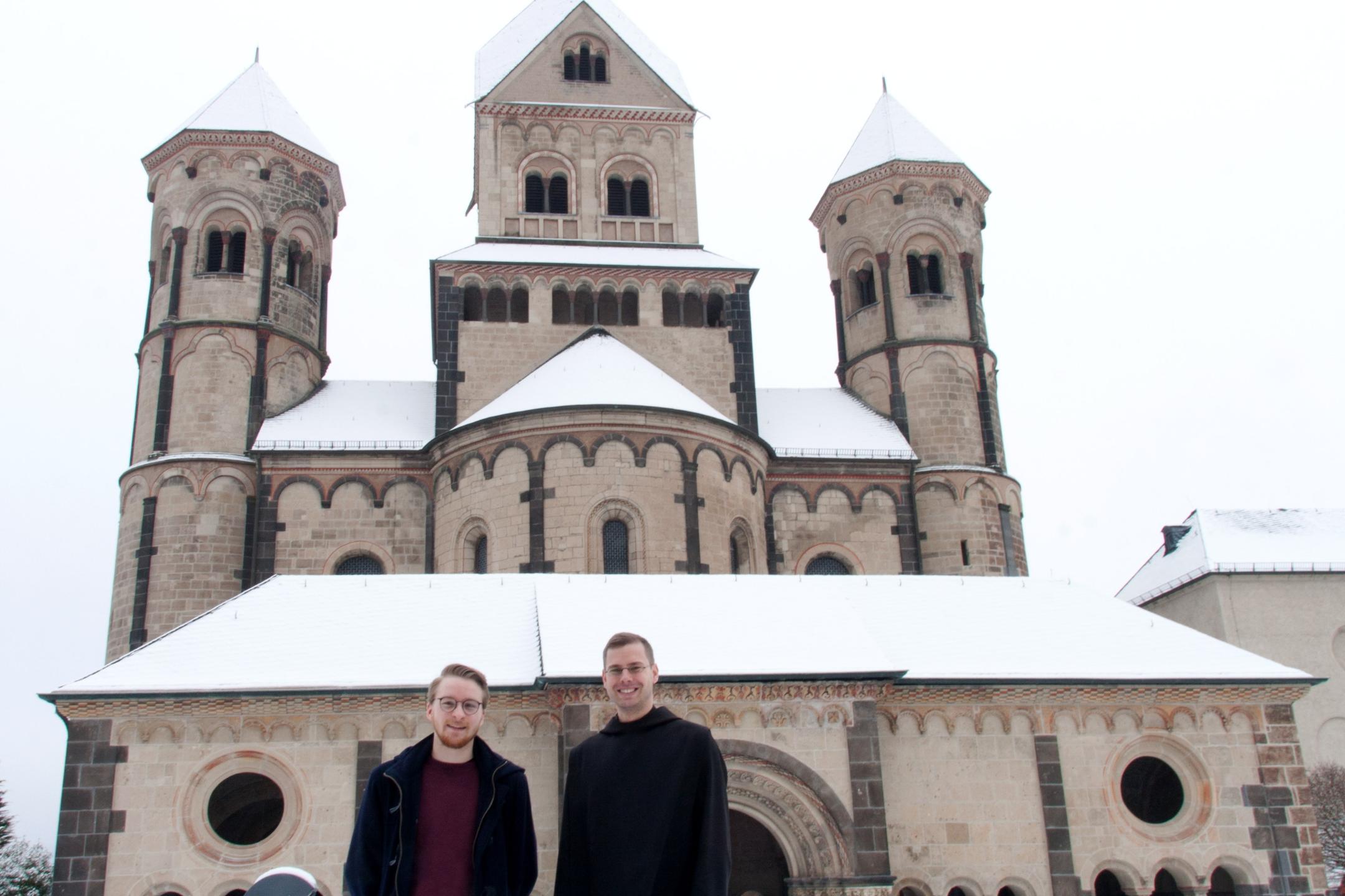 Johannes Heuft (links) ist der erste Freiwilligenddienstleistender (FSJler) in Maria Laach. Pater Philipp betreut den 20-Jährigen.