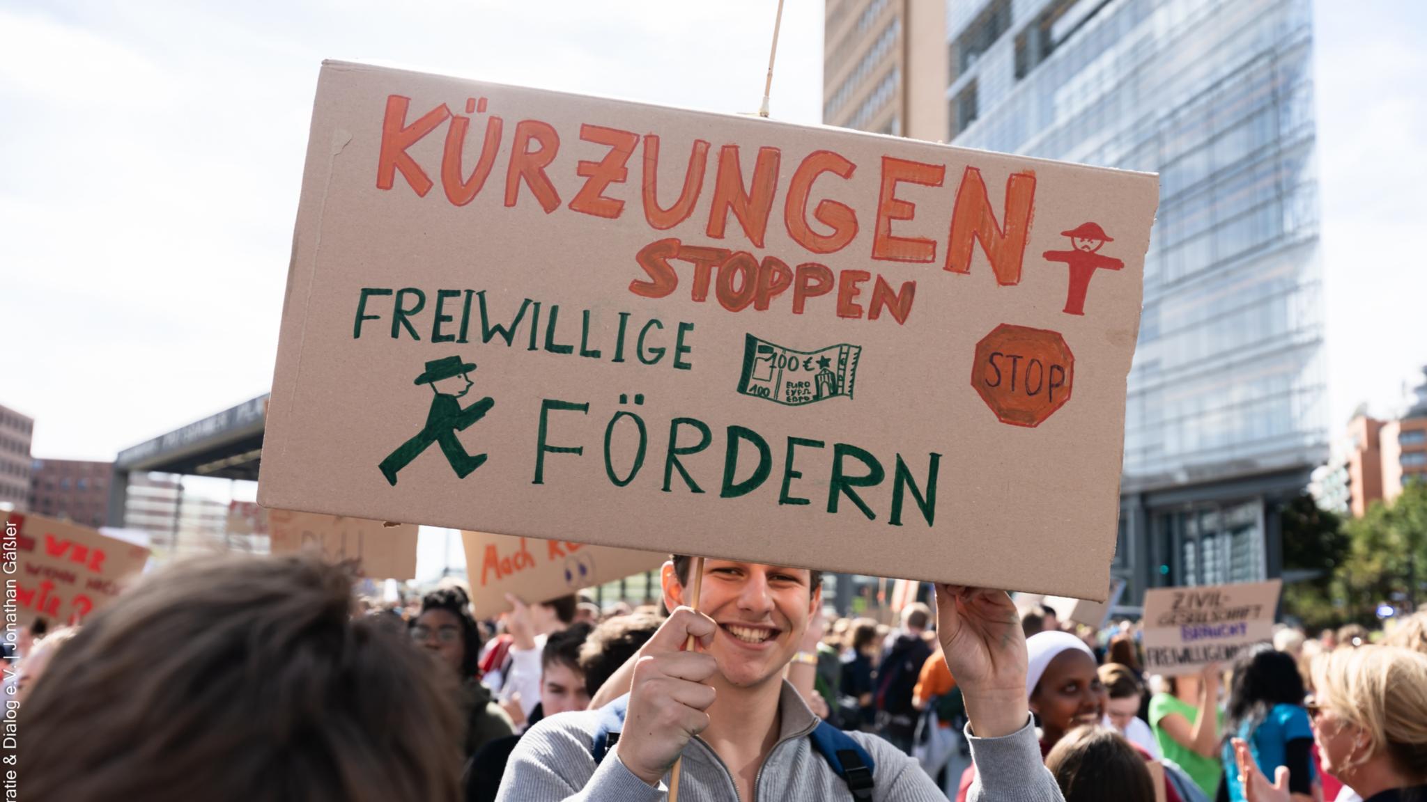 Demonstration gegen Kürzungen von Freiwilligendiensten