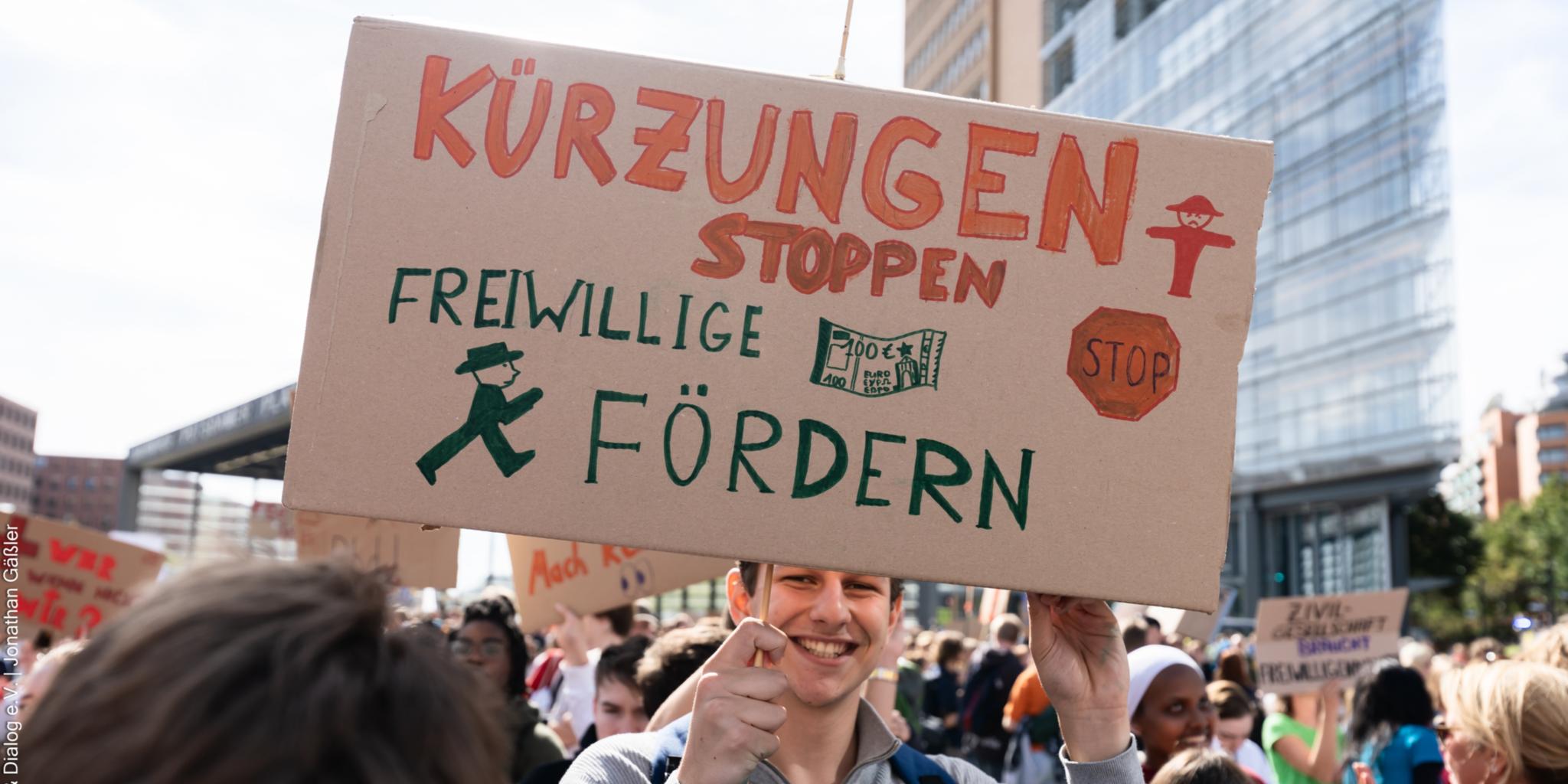 Demonstration gegen Kürzungen von Freiwilligendiensten